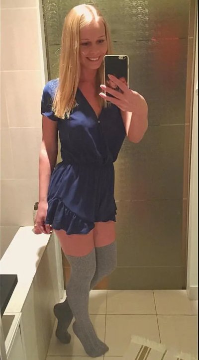 Сексуальная блондинка с шикарным загаром нежно трогает свои прелести