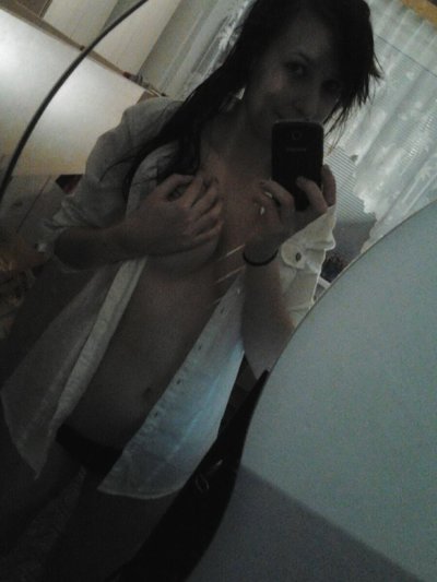 Развратная красотка демонстрирует интимные места