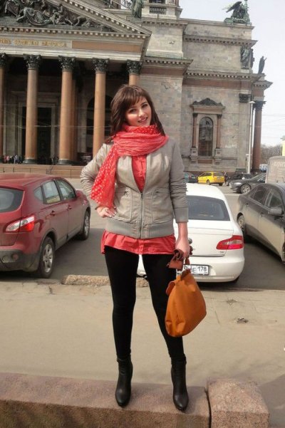 Обнаженная красотка великолепно выглядит в любой позе!