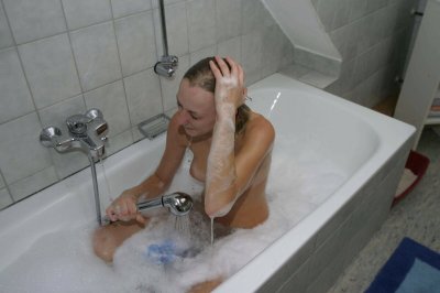 Сексуальная крошка без трусиков в ванной: обнаженная красотка на фоне плитки