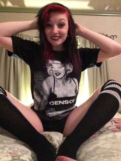 Развратная ЭМО крошка показывает свои прелести