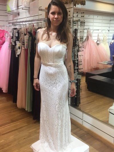 Молодая супруга с пышной "пилоткой" и грудями