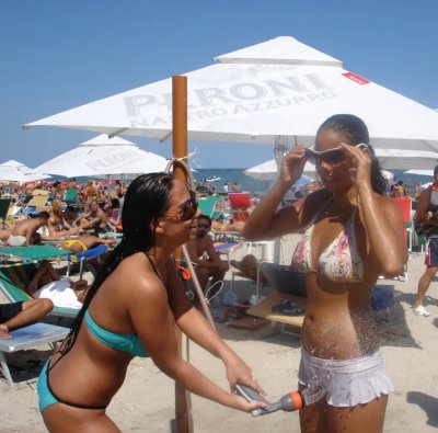 Сексапильная девушка продемонстрировала свои обалденные груди