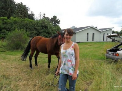 Тёлка на даче — сочные сиськи и попка в коротких шортах