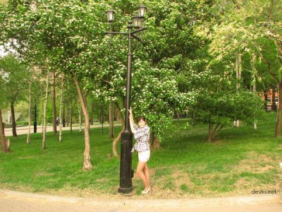 Отодвинула трусики, демонстрируя интимную зону