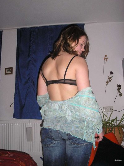 Красотка в черном нижнем белье жаждет внимания