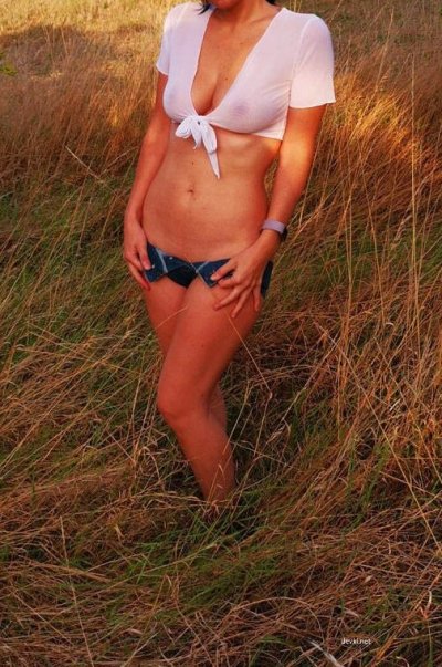 Супруга взяла фотоаппарат и устроила эротическую сессию в лесу