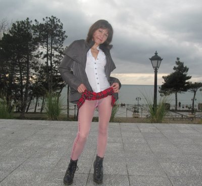 Опытная леди без нижнего белья под платьем: сексуальное соблазнение