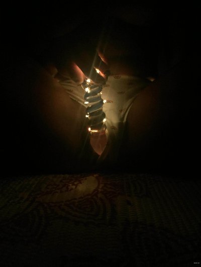 Засаживает в задницу секс-игрушку и наслаждается