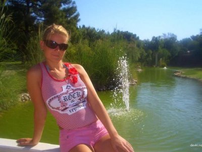 Потрясающие формы: обнаженная красавица с шикарной грудью