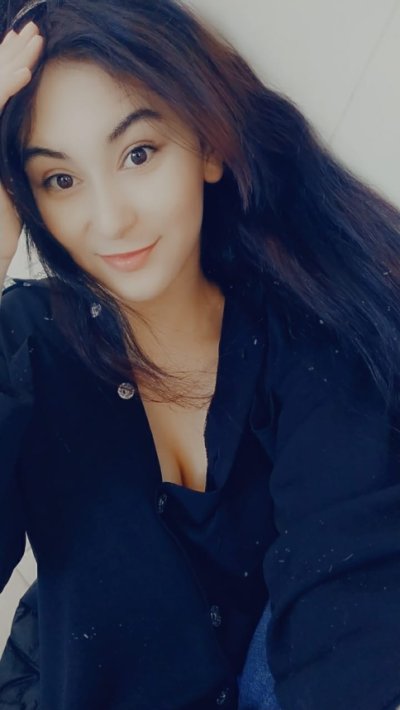 Молодая дама демонстрирует свои привлекательные формы