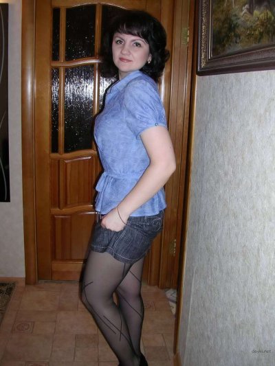 Опытная дама демонстрирует свою киску