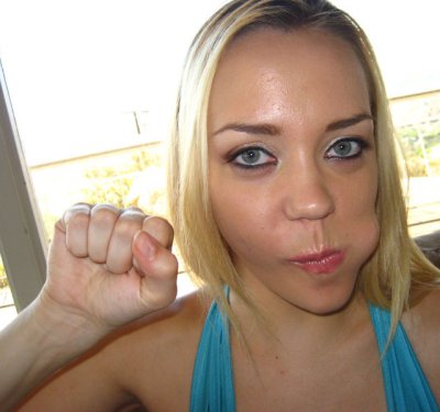 Порно фото: Блондинка получает сперму на лицо после орального секса