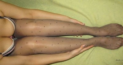 У милфы пышные формы, ее попка привлекает взгляды.