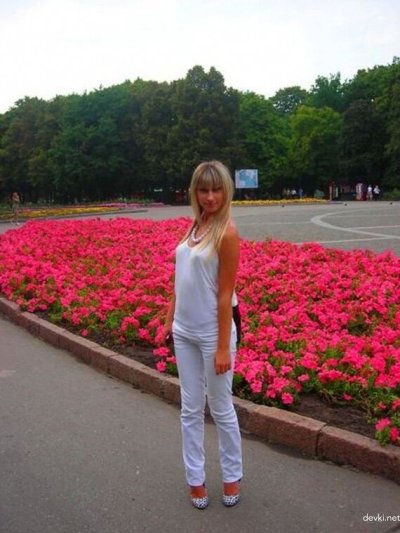 Фигуристая телка на домашних селфи — сочные формы 18+