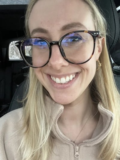 Горячая девочка показывает свою влагалище.