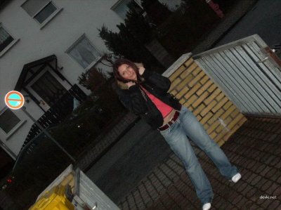 Сняла нижнее белье и поглубже вошла пальчиком в анус