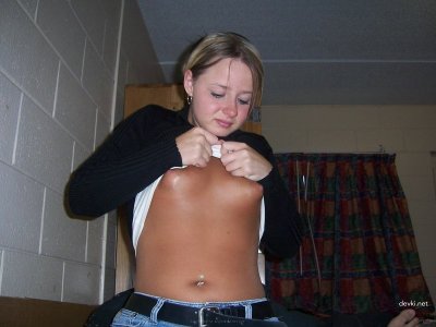 Отсосала парню и заработала фонтан спермы на мордашку