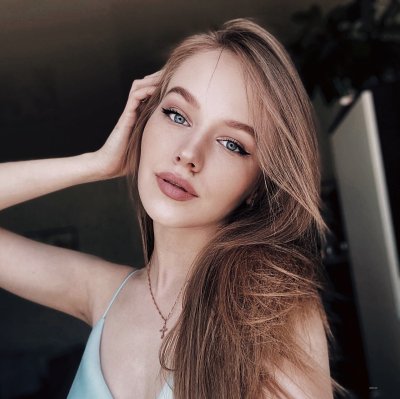 Соблазнительная девушка развлекается и ласкает себя пальчиками