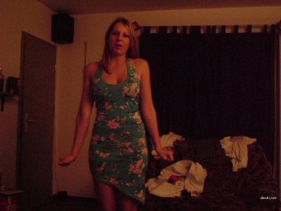 Красивая девушка снимает себя без одежды в собственной квартире