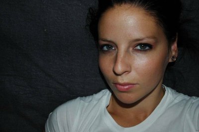 Вводит вибратор в нежные глубины: наслаждение на максимуме!