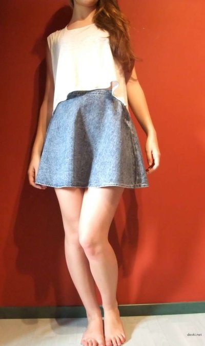 Молодая рыжая красотка демонстрирует игрушку для задницы