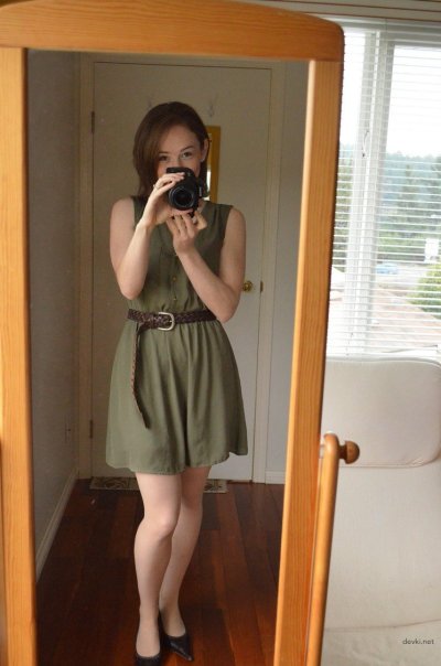 Обнаженная красавица в колготках перед отражением