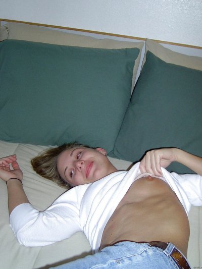 Молодая девушка обрабатывает пенис