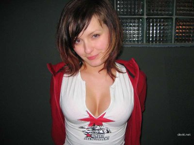 Сексуальная красотка на курорте оголилась и позирует перед камерой