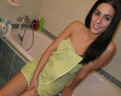 Развратная шатенка без трусиков в ванной позирует