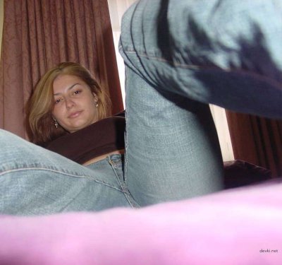 Красивая девушка делает интимные снимки для тебя