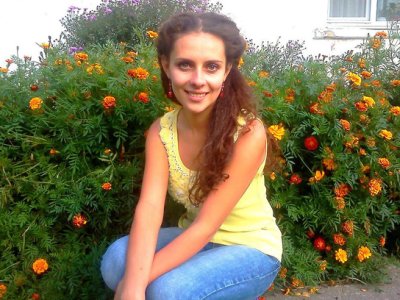 Супруга радует свою гладенькую киску игрушкой - наслаждение в постели!