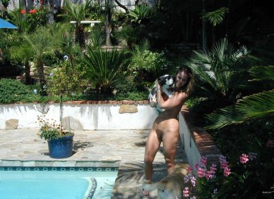 Дама принимает солнечные ванны без одежды на пляже