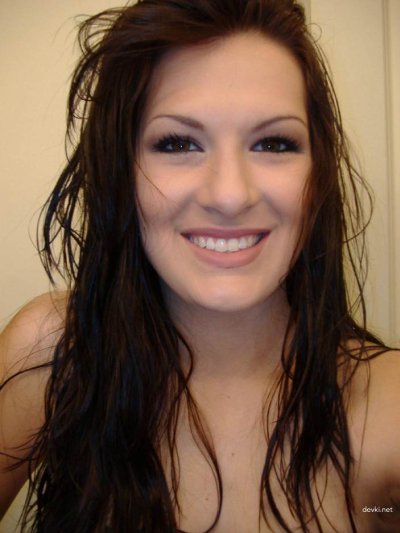 Знойная мамочка сексуально позирует на домашнем снимке