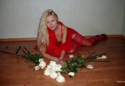 Развратная блондинка в откровенном нижнем белье на камеру мастурбирует и возбуждает