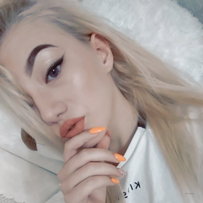 Молодая с упругой попкой без одежды на любительских снимках