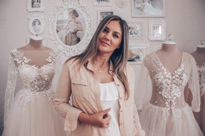 Привлекательная блондинка показывает свои прелести и занимается самоудовлетворением