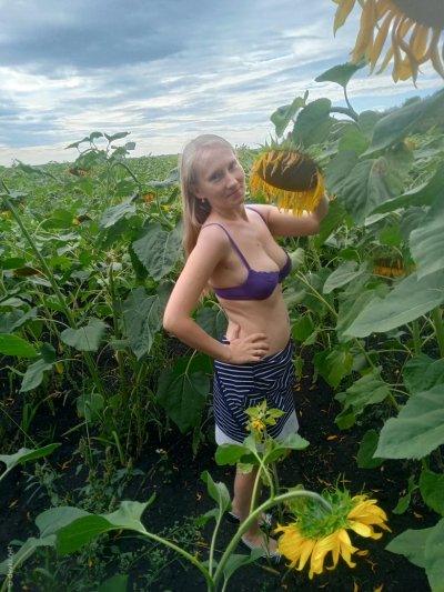 Селфи среди подсолнухов: демонстрация бюста