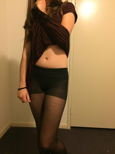 Шалит без трусиков и юбки, демонстрирует свои прелести.