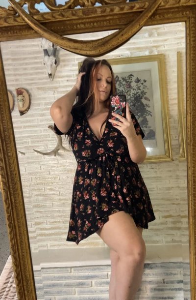 Пышечка в камере показывает свои аппетитные изгибы и бюст