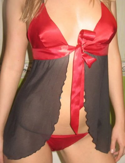 Худенькая красотка сбрасывает с себя халатик и отправляется принимать водные процедуры