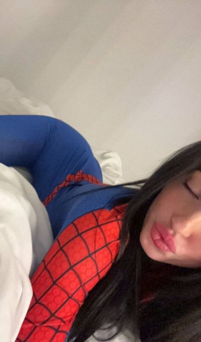 Сексуальная леди в образе Человека-Паука демонстрирует свои большие сиськи