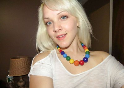 Сладкая блондиночка удовлетворяет себя пальчиками