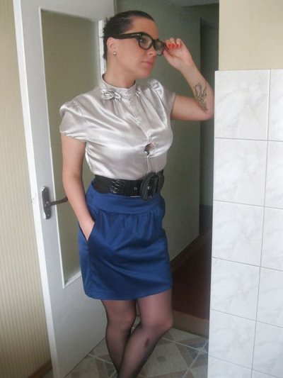 Телка мастурбирует киску на кухне