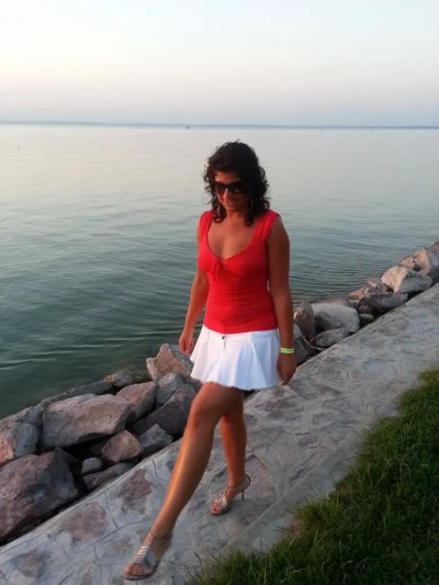 Опытная показывает свою сексуальную бронзу на голом теле