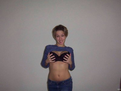 Развлекается, лаская свою промежность пальчиком