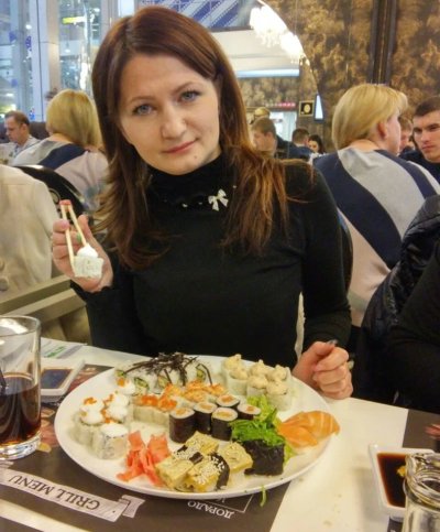 Евгения обнажилась на своем заднем дворе