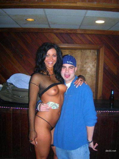 Девчонки тусуются в ночном заведении 18+