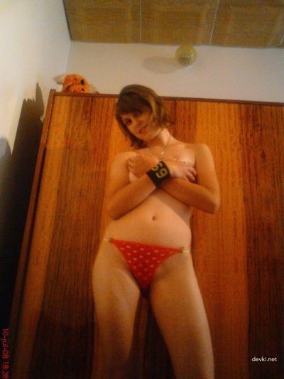 Сладкая красотка делает фото своей промежности