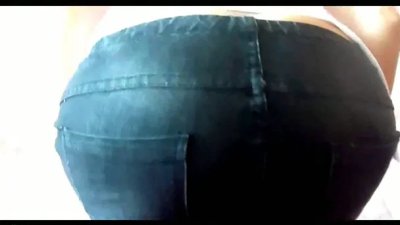 Молодая красотка соблазняет тебя в онлайн-чате, раздеваясь и играя с камерой